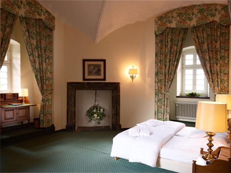 Hotel Und Restaurant Burg Schnellenberg Attendorn Exterior foto