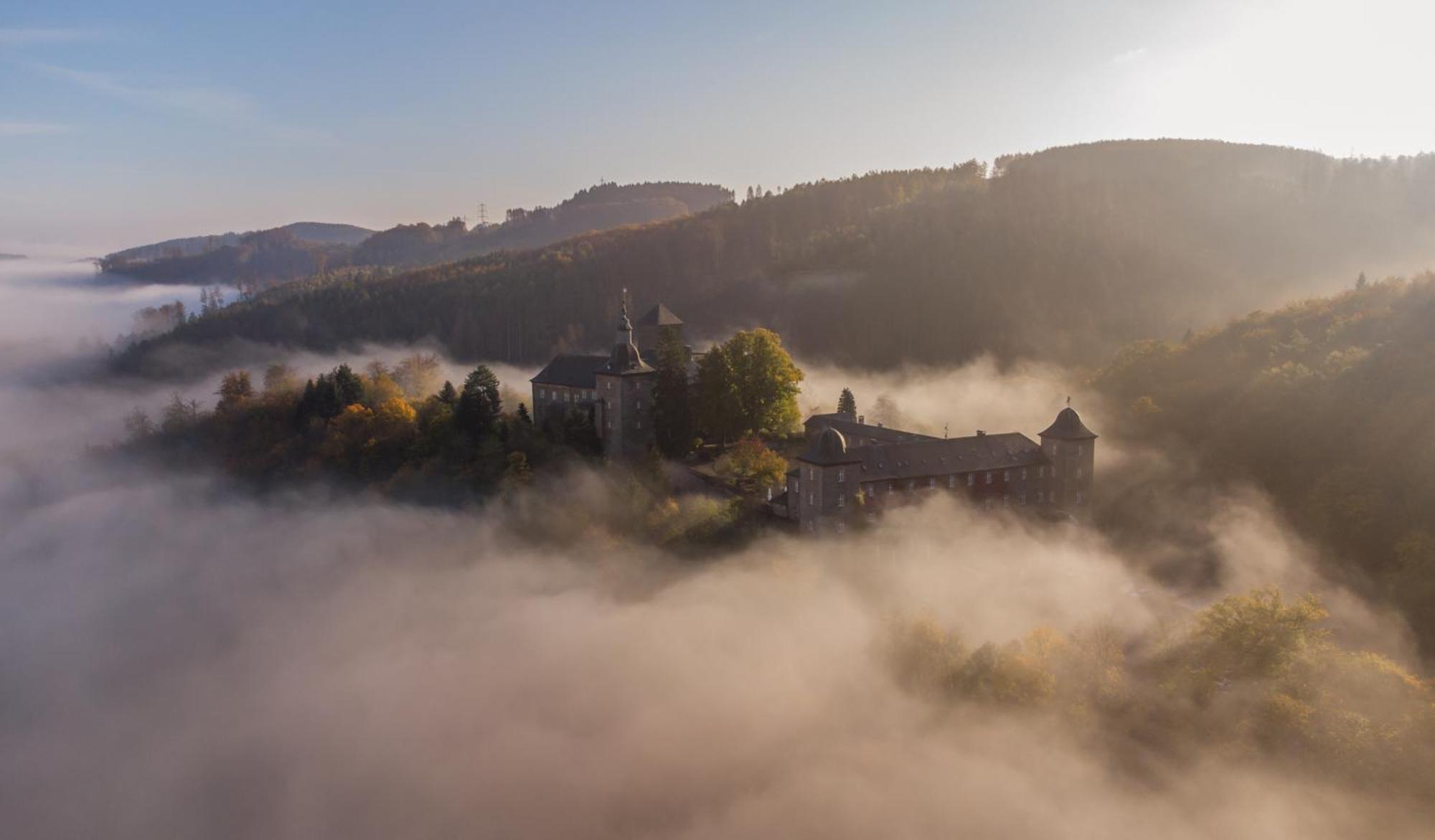 Hotel Und Restaurant Burg Schnellenberg Attendorn Exterior foto